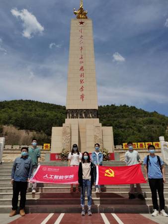 2026世界杯官网党支部在吴起中央红军长征胜利纪念碑前合影